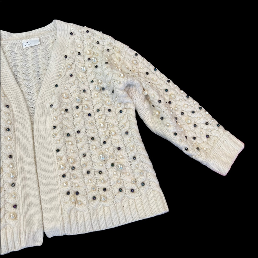 White Pearl Detailed Knit Cardigan**Small $348 - Picture 3 of 8